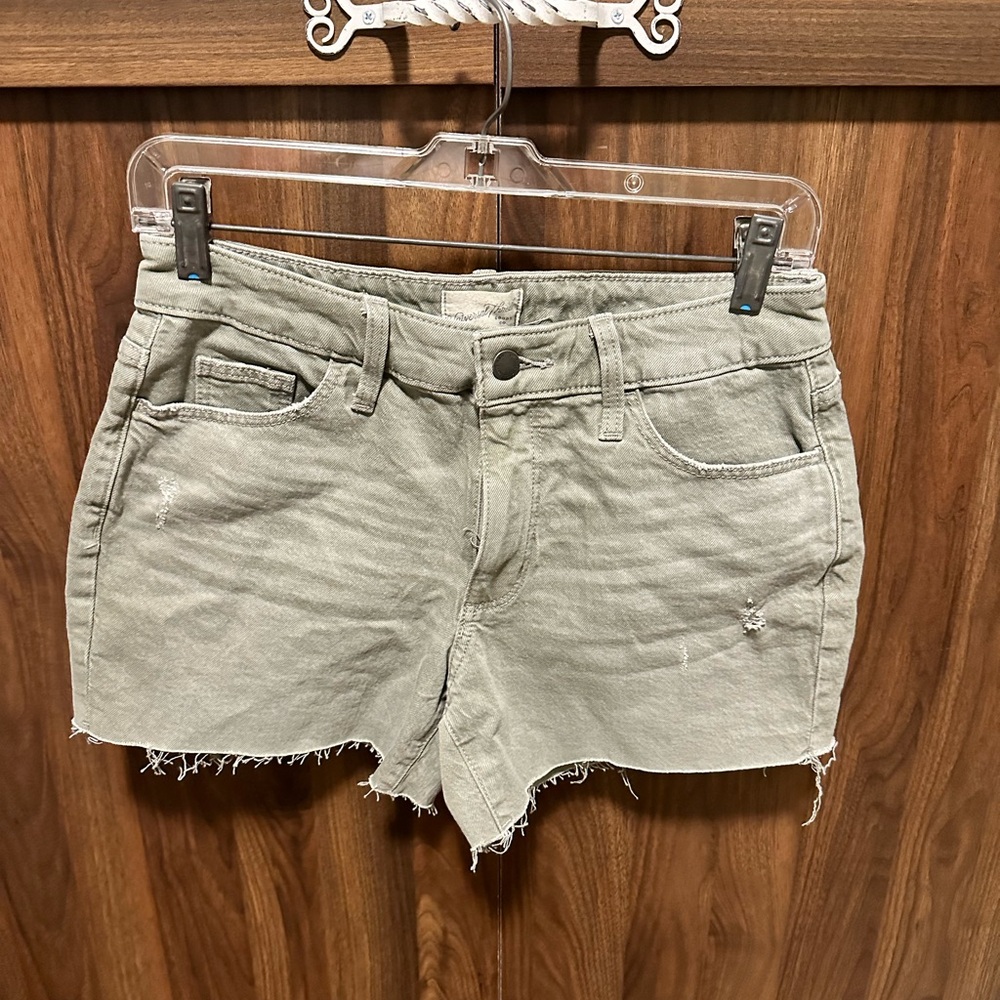 NWT Universal Threads Midi Cutoff Shorts, Size 4